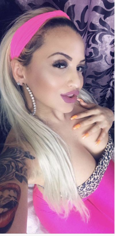 Brunette Escort in Elk Grove California