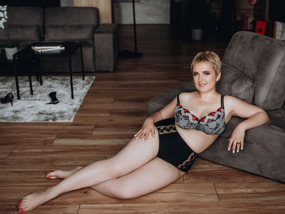 Brunette Escort in Elk Grove California
