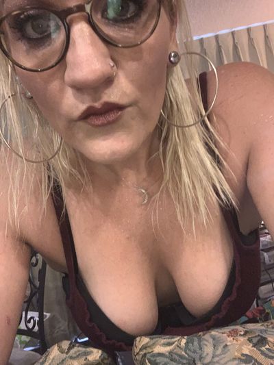 Phyllis Everett - Escort Girl from Oxnard California
